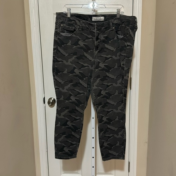 torrid Denim - Torrid camo cropped jeans pants